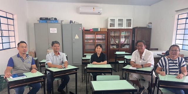 中央が大塚さん（本人提供）
