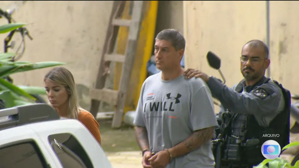 連邦刑務所に移送されるレッサ容疑者（2019年、Reprodução/TV Globo）