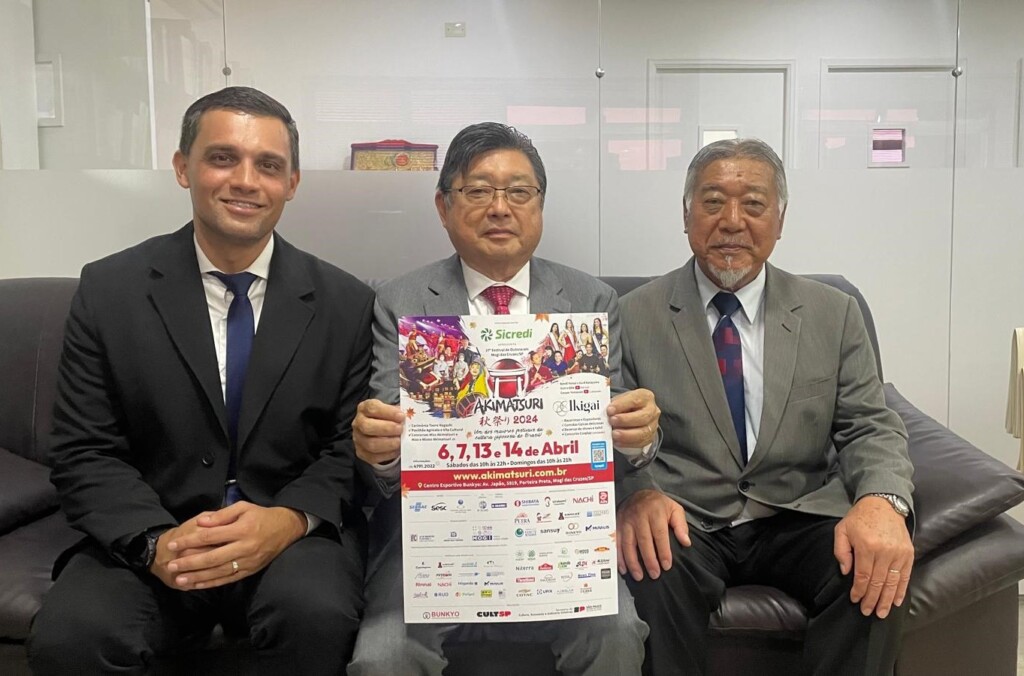 編集部を訪れた（左から）ブルーノ弁護士、幸村ペドロ市議、松本茂評議会会長