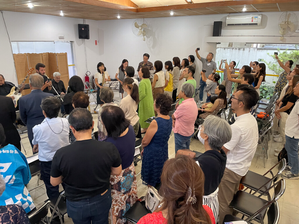 会場の様子。「花は咲く」演奏時には観客も立ち上がり、被災地へ思いを馳せた