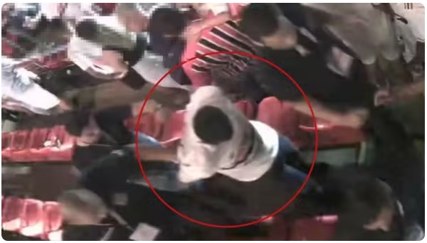 手錠をかけられ、市警に連行されるヌーネス受刑者（Divulgação/Polícia Civil）
