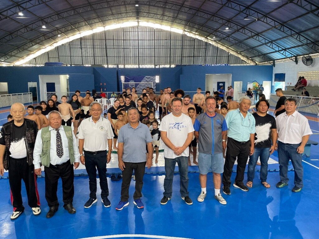 聖南西相撲選手権大会の開会式。左から四人目がジャンジーラ市のヘンリー・サトウ市長