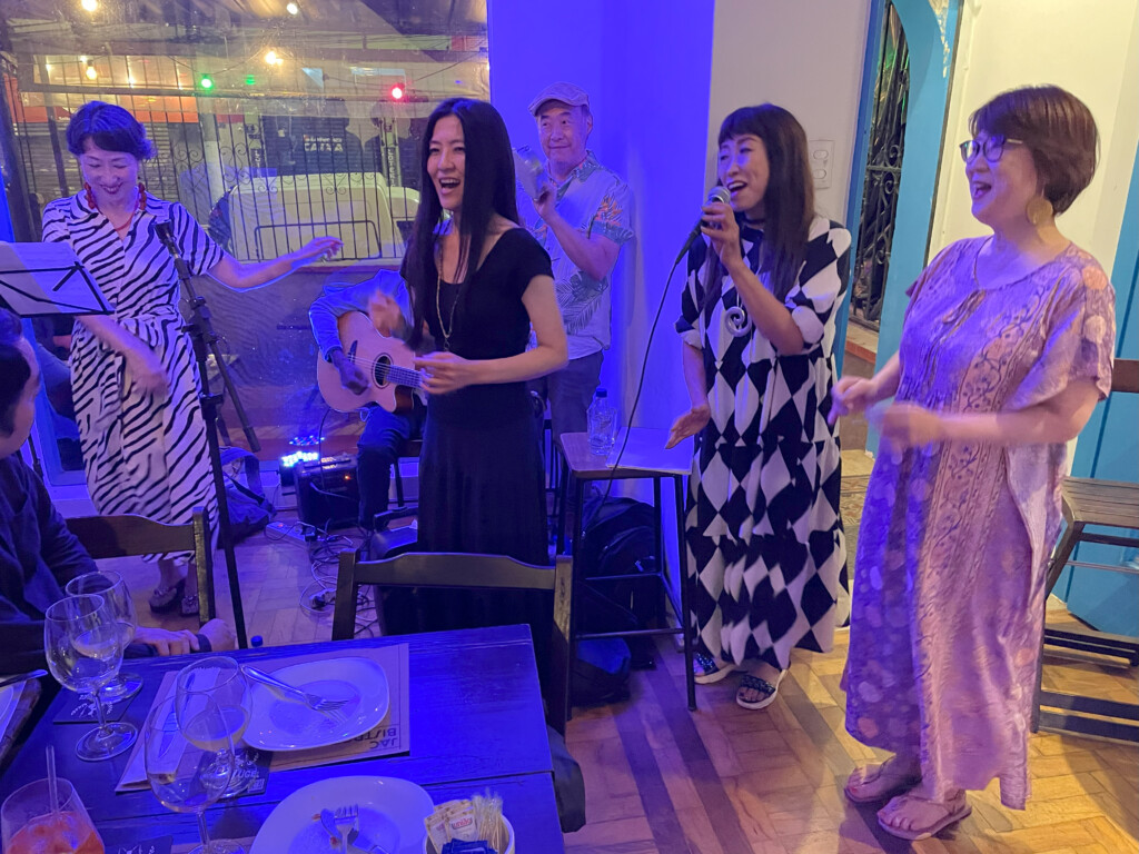 アンコールに応えて、4人が声を一つに歌い上げる様子