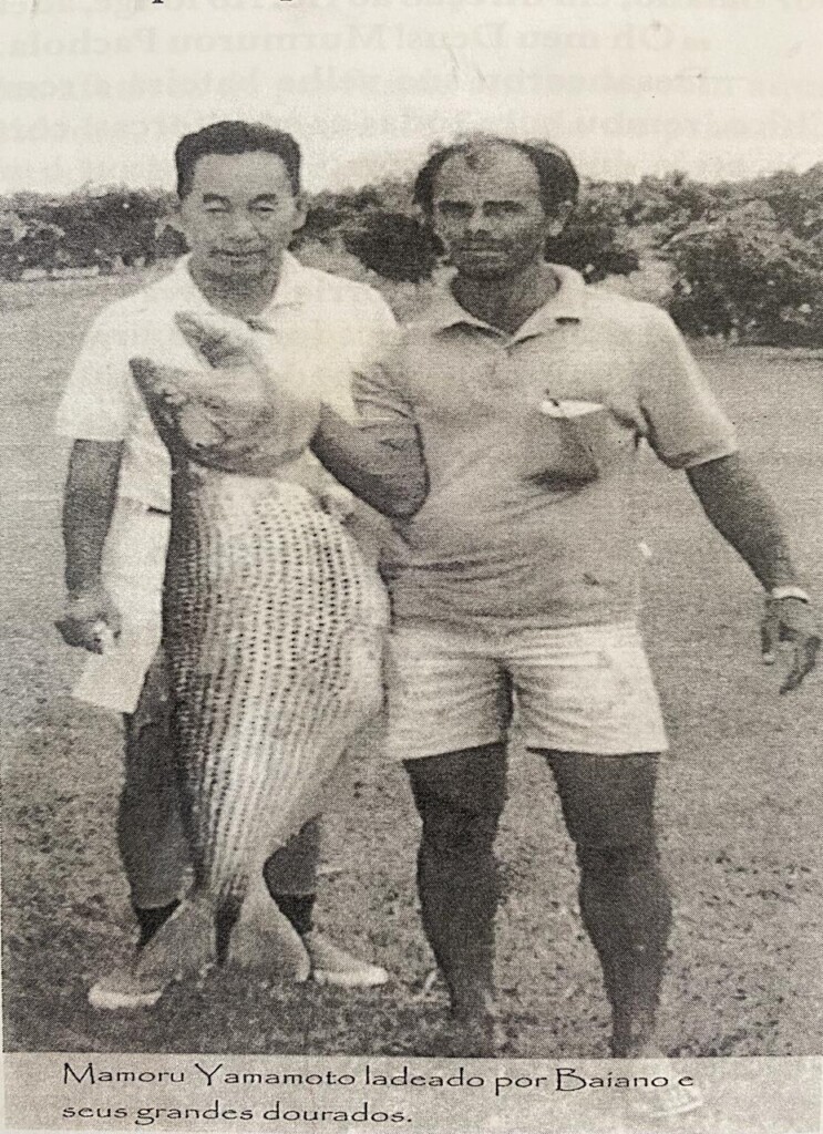 山本守さんと巨大魚を持つバイアーノ