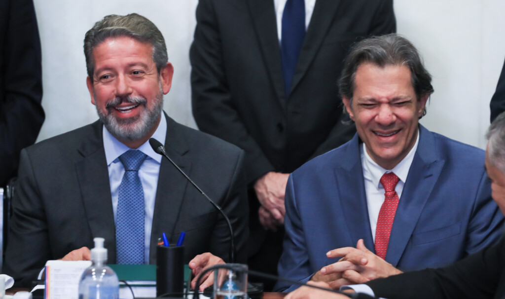 24日のハダジ財相（右）とリラ下院議（Lula Marques/Agencia Brasil）