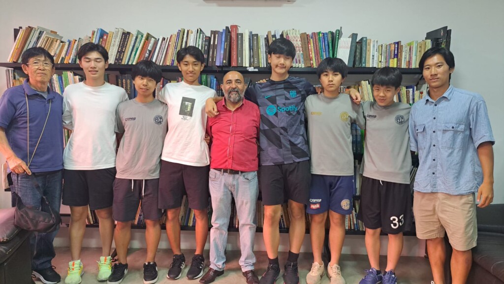 左から林代表理事、4人目が森田さん、中央がブラジルさん、右から3人目が千島さん、右端が新谷さん