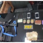 逮捕時に押収された武器や現金、携帯電話など（Reprodução/PRF）