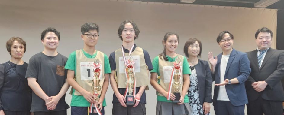 総合競技優勝者らの記念写真。中央左からラファエルさん、アンドリューさん、ジュリアさん。日本とニューヨークから来伯参加した使節団のみなさん