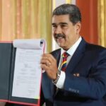 署名したばかりの法令をかざすマドゥーロ大統領（Governo da Venezuela）