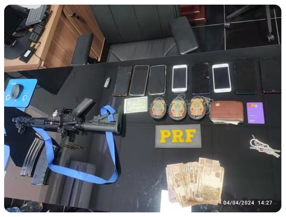 逮捕時に押収された武器や現金、携帯電話など（Reprodução/PRF）