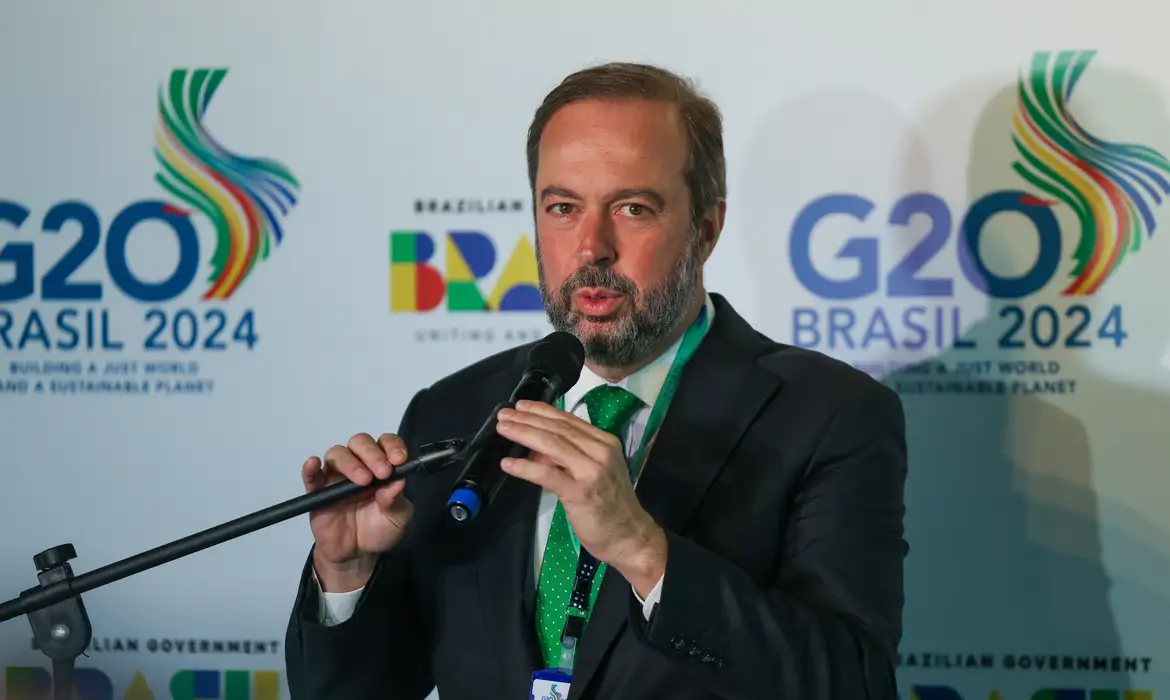 原油価格の動向を観察すると語るシルヴェイラ鉱山動力相（©Fabio Rodorigues-Pozzebom/Agencia Brasil）