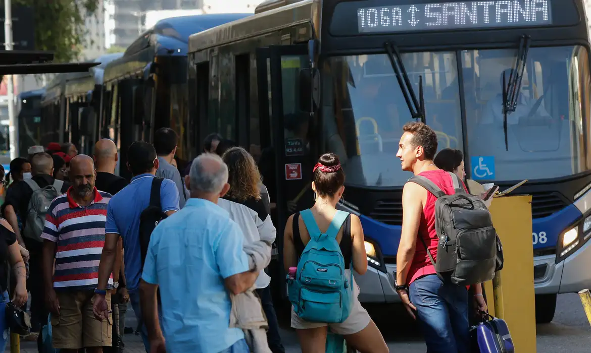 サンパウロ市内の路線バスを利用する人々（©Fernando Frazao/Agencia Brasil）