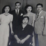 上原直松氏の未亡人マツさん（手前）と後方左から次女・サダコ氏、長男・松太郎氏、長女・ヒデコ氏と夫の原村氏