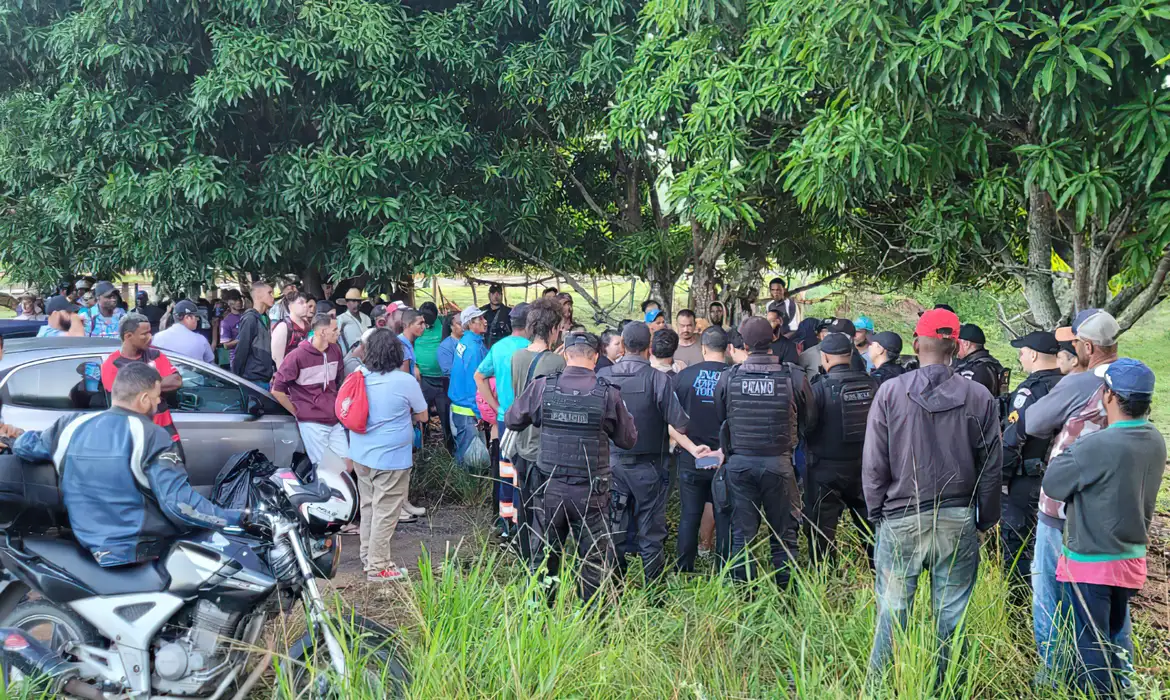 死者も出た抗争現場に群がる警官や土地なし労働者達（©MST Oficial/X）