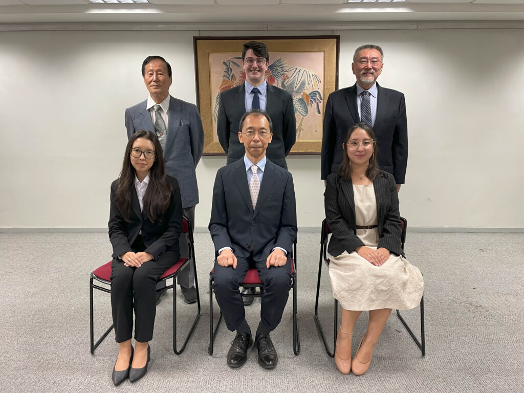 前列左から橋本さん、清水総領事、三浦さん、後列に広瀬さん、ムズメチさんと石川さん