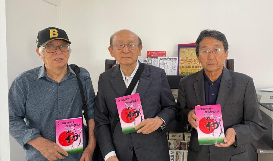 再版の報告に編集部を訪れたＣＢＬＪの（左から）酒本恵三広理事、諸川評議委員会会長、沢里嘉男ジョージ書記理事
