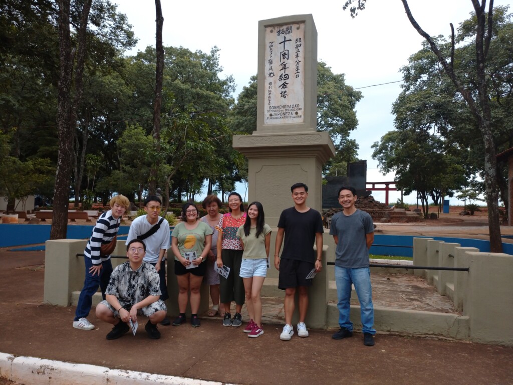 プロミッソンの上塚周平公園にある開拓十周年記念塔の前で参加者の皆さん