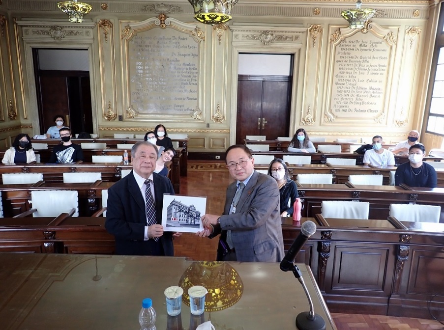 田中耕太郎博士の頃から、サンパウロ大学法学部で代々使われた講義室にて（２０２２年５月９日）（吉田さん提供）