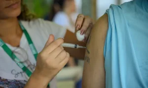 感染や重症化を防ぐための予防接種（©Tomaz Silva/Agencia/Brasil）