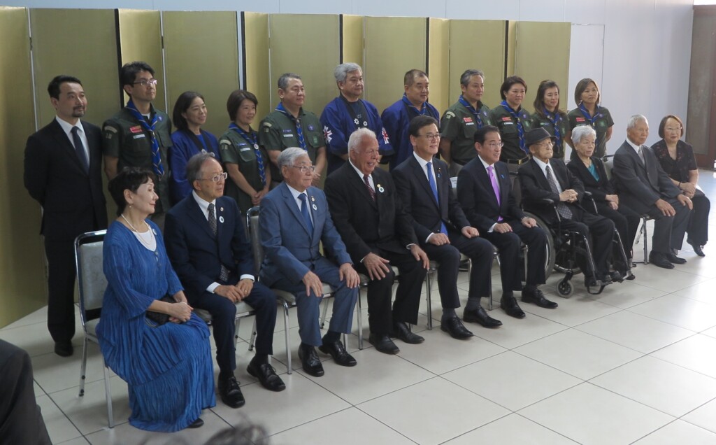 懇談した後、記念撮影した皆さん。首相の右側に被爆者の皆さん、左側に広島県人会の皆さん