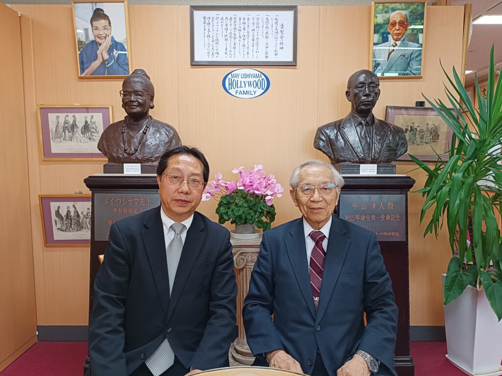 学校法人メイ・ウシヤマ学園の山中祥弘理事長（右）と川島鋼太郎理事長補佐。背後の胸像は学園創設者の牛山清人氏と牛山メイ氏