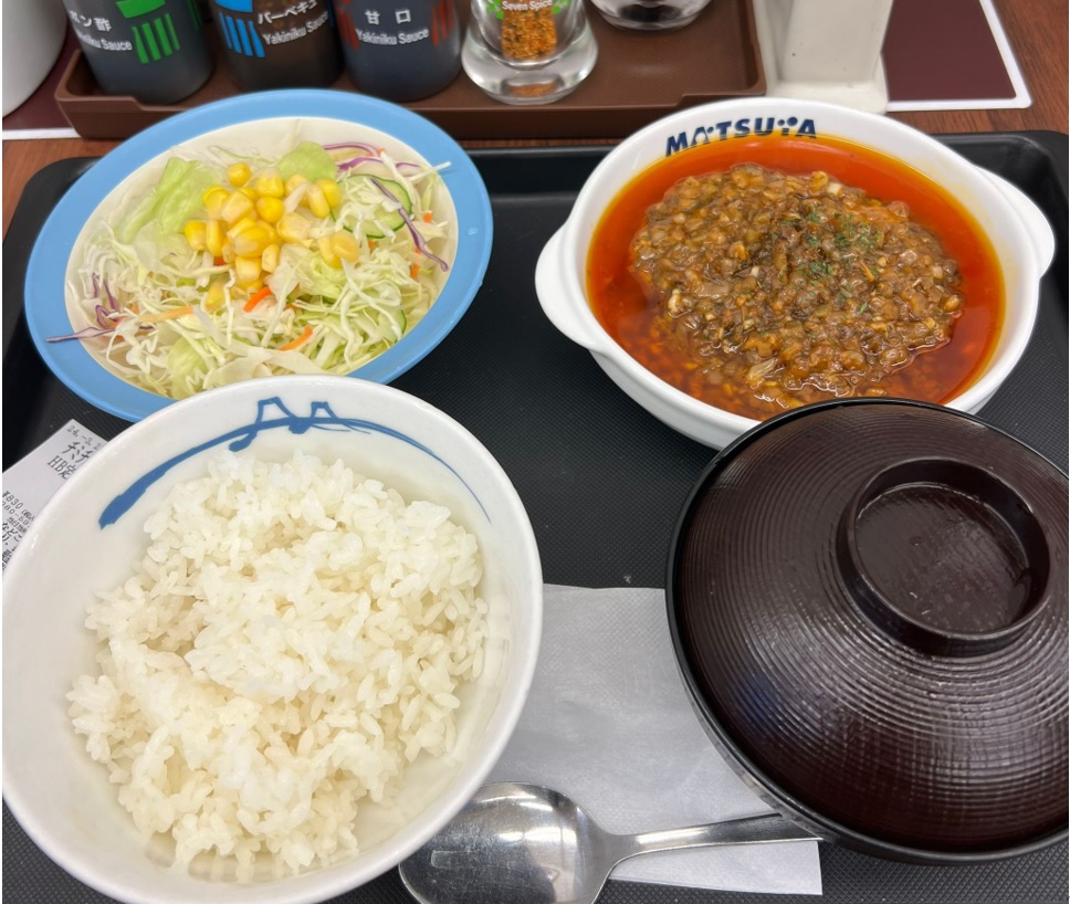 内田先生が実際に試食したチミチュリソースハンバーグ定食