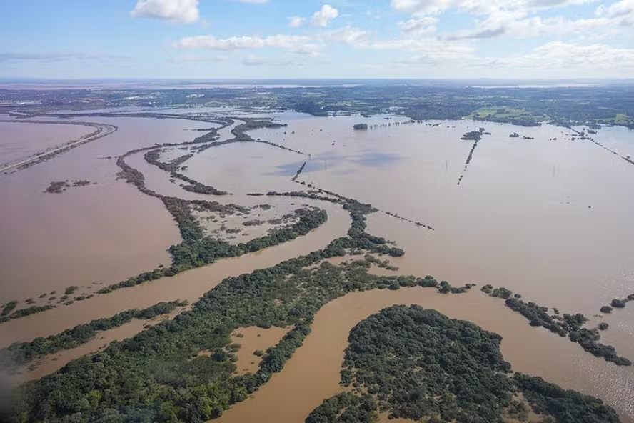 田畑や牧草地、家屋までが水で覆われた被災地（Mauricio Tonetto/Secom）