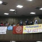 市議会で反対運動をする人たち（Paulo Pinto/Agencia Brasil）