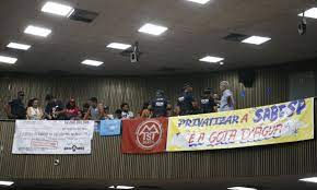 市議会で反対運動をする人たち（Paulo Pinto/Agencia