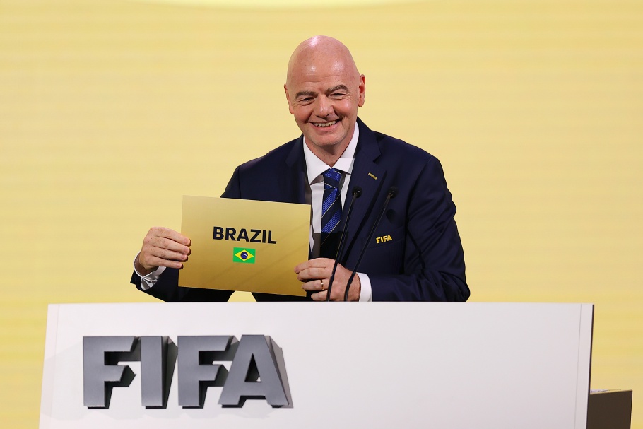 結果を知らせるインファンティーノFIFA会長(FIFA)