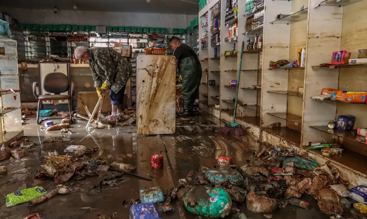 浸水被害後の店を掃除する人々（©Rafa Neddemeyer/Agencia Brasil）