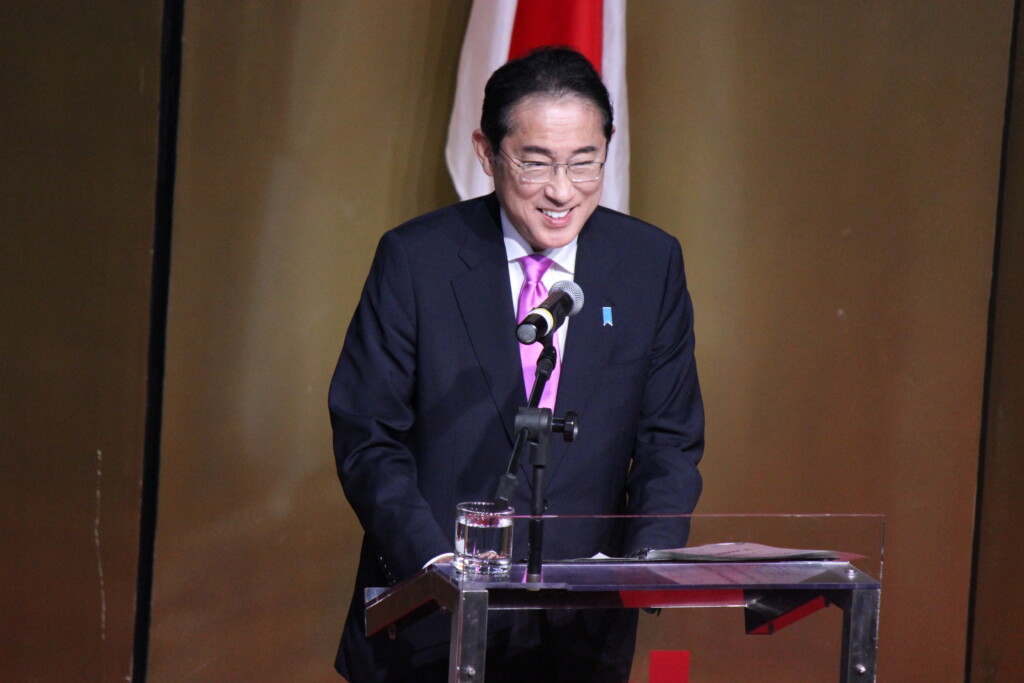 1千人超の観衆の前で演説する岸田文雄内閣総理大臣