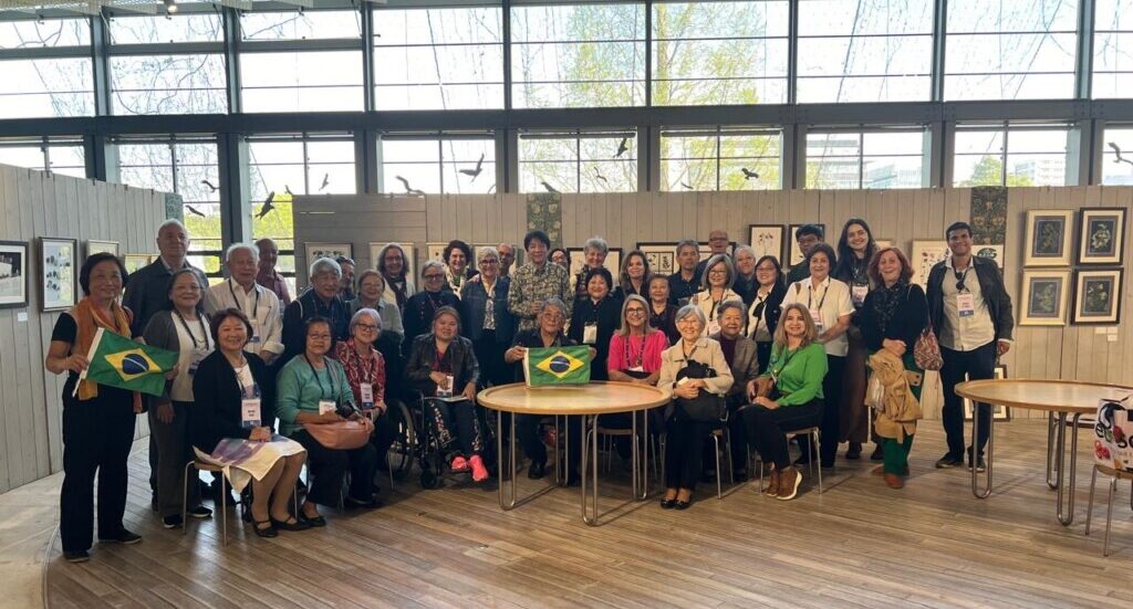 杉野さんを中央に39人の仲間とアートクラフト展で記念写真