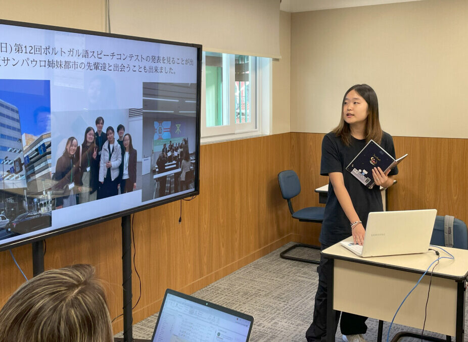 研修報告を日本語で行う井伊さん
