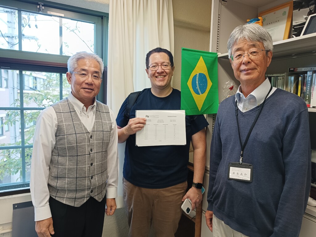 左から井澤誠一事務局長とオタビオ・パラミンさん、岸本義和さん