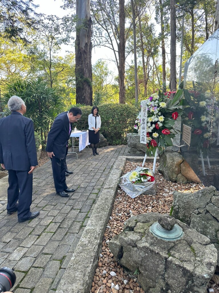 慰霊碑に献花する岸田首相
