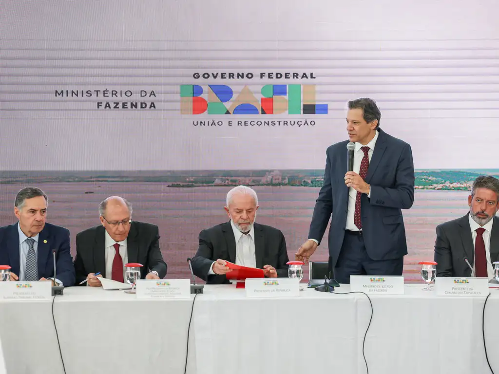 リオ・グランデ・ド・スル州への新たな支援策を発表する連邦政府の閣僚たち（Photo: José Cruz/Agência Brasil）