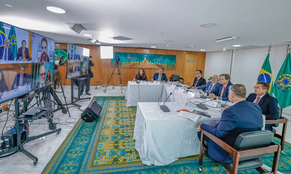 エドゥアルド・レイテ・リオ・グランデ・ド・スル州知事とオンライン会議に臨む閣僚ら（Foto: Ricardo Stuckert / PR）