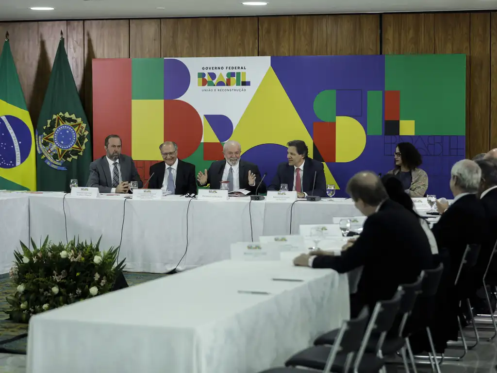 ルーラ大統領と政府閣僚が鉄鋼業界の代表者らと会談する様子（Foto: Joédson Alves/Agência Brasil）