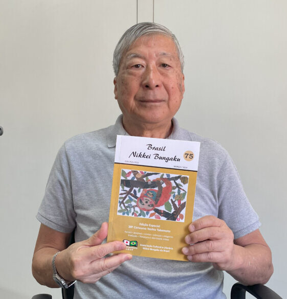 75号を手に持つ武本憲二元会長