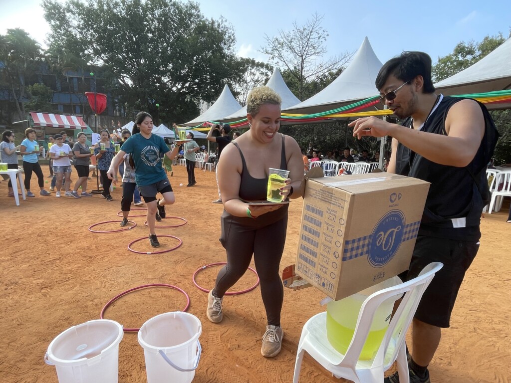 種目「お茶の道」の様子。トレイの上にお茶を載せてこぼさないようにゴールを目指した