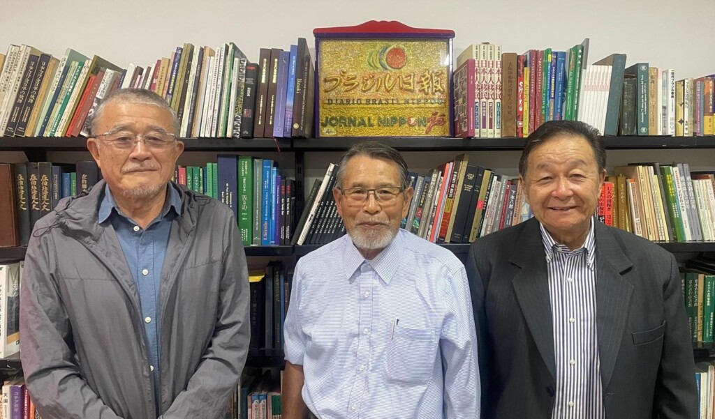 来社した（左から）榎原さん、中沢会長、宮村さん