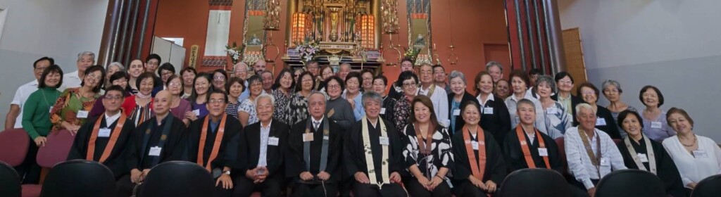 婦人会参加者ら。塚本智光南米開教監督（中央）、太田師（中央右）