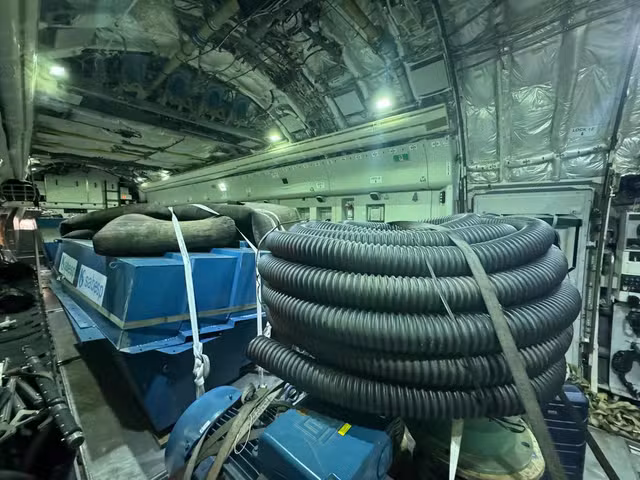空軍機に積み込まれたモーター付きの大型ポンプ（Divulgação/Sabesp）