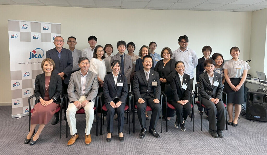 中間報告を行った森岡さん、公平さん、林さん、松田さん(前列右から)