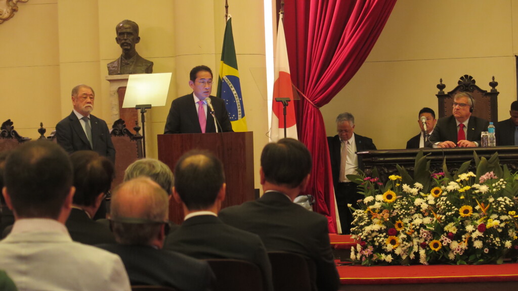 左から司会の二宮さん、岸田総理、カルロッチ学長