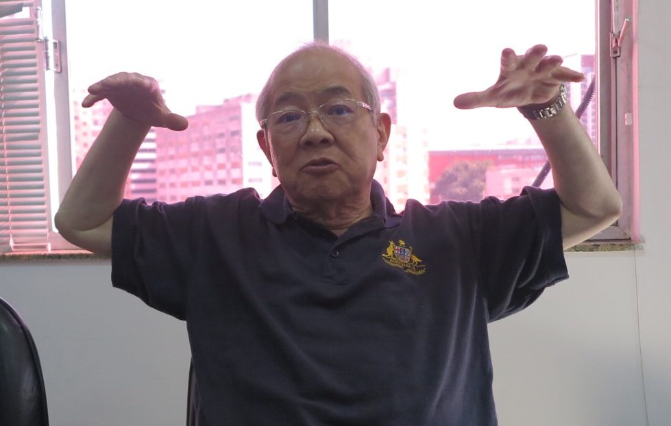 身振り手振りで車中の水位が上昇する様子を説明する三宅さん