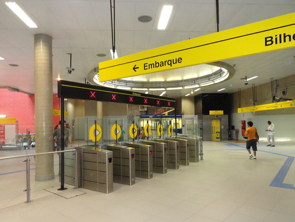 メトロの駅(Adrian Michael, via Wikimedia Commons)