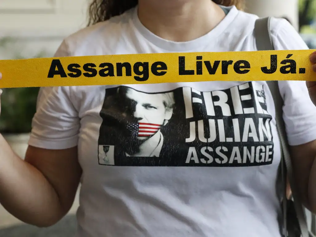 2月にリオ市で行われたアサンジ氏の自由を求めるデモの様子（Foto: Fernando Frazão/Agência Brasil）