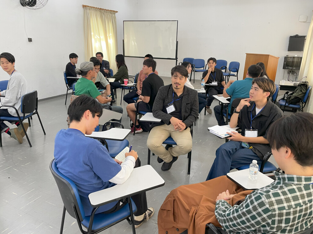 留学生と社会人参加者で活発な議論が行われた